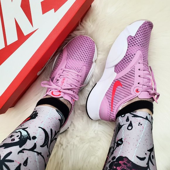 nike training superrep go sneakers in pink